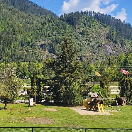 Sicamous Rv & Cabin Resort Malakwa Exterior foto